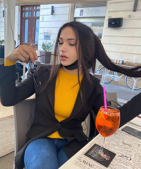 Bruna Santos nude actress photos