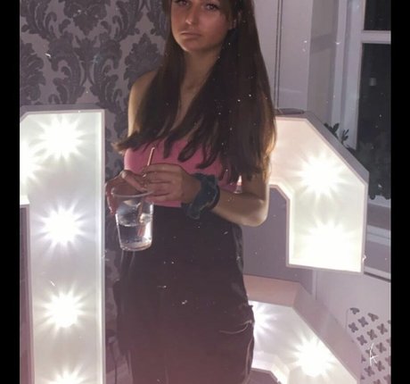 Emizzillo naked star photo