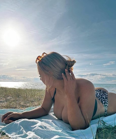 fingering pussy onlyfans pornographic image