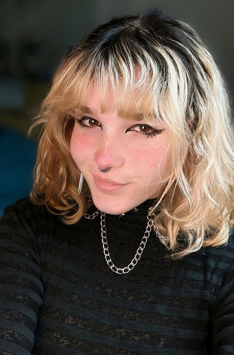 NeriiLune art model picture