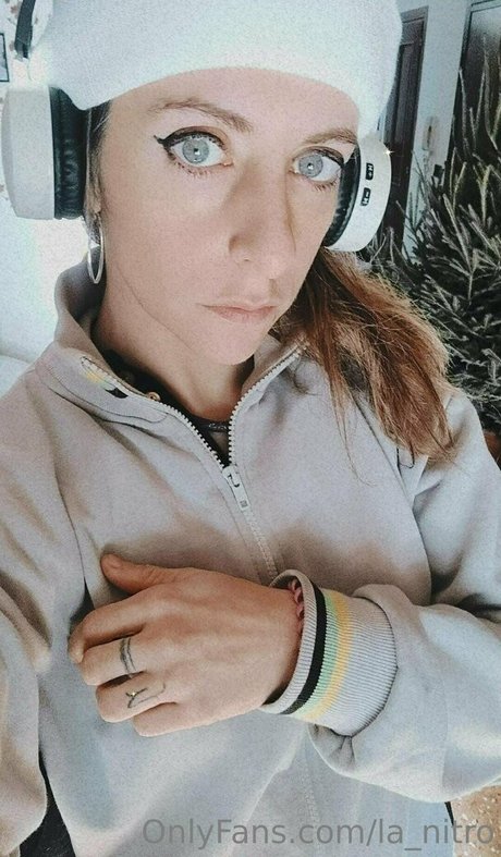 la nitro naked model photo