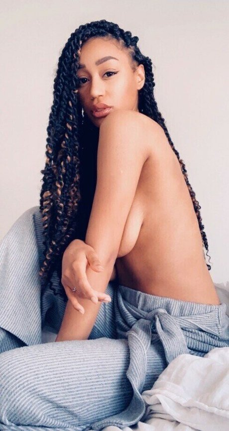 Nia Simone exclusive model pic