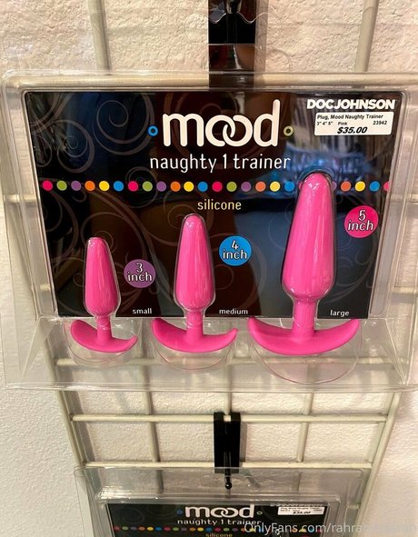 rahrahitssarah naked model pictures