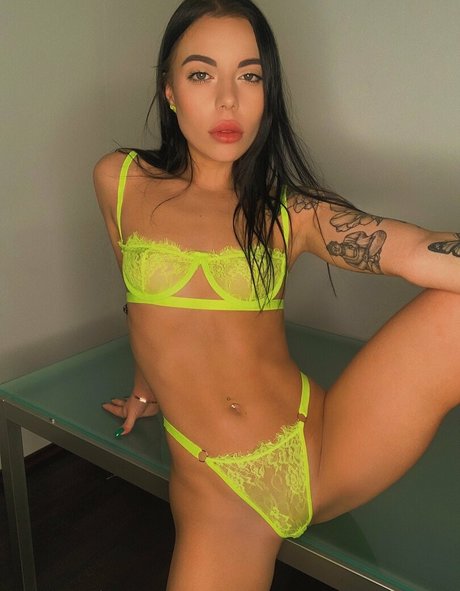 bellablackfree model photo