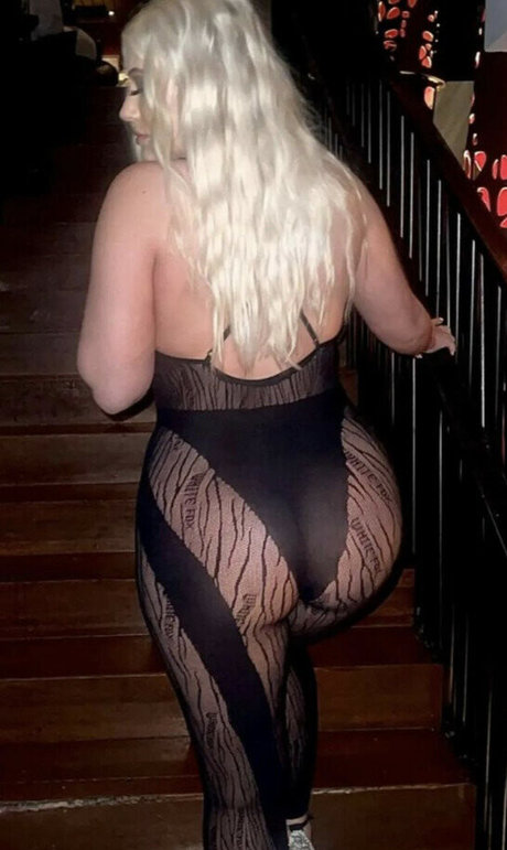 hallie da blonde model naked pics