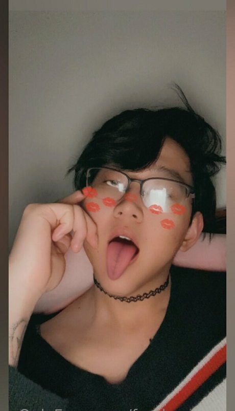 femboysnom beautiful model picture