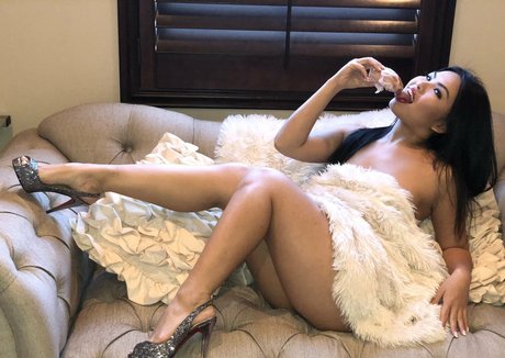 pussy spreading onlyfans free naked pics