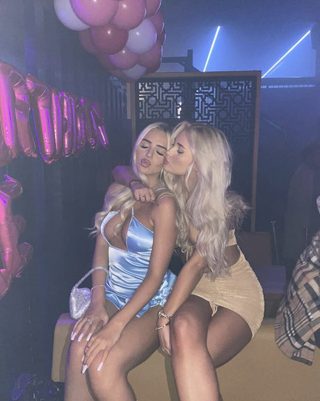 Amber Woods adult model galleries