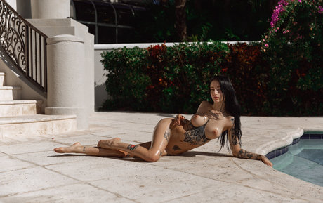 Lavishsuicide model erotic gallery