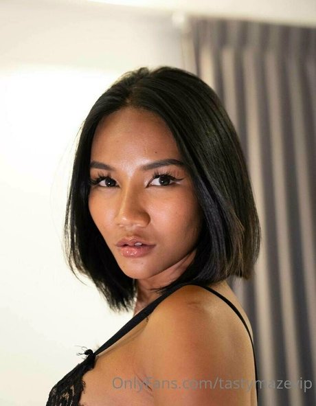 tastymazevip sex model photo