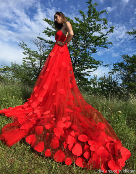 Elle Tan sex model photo