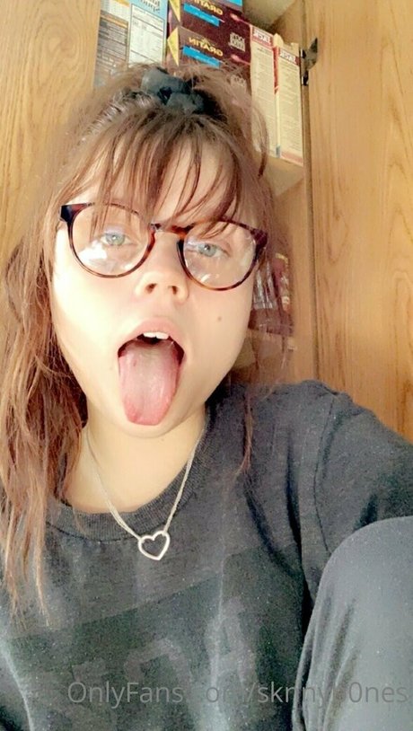 sknnyb0nes hot model photo