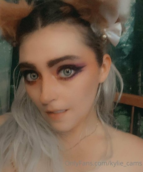 kylie cams beautiful model image