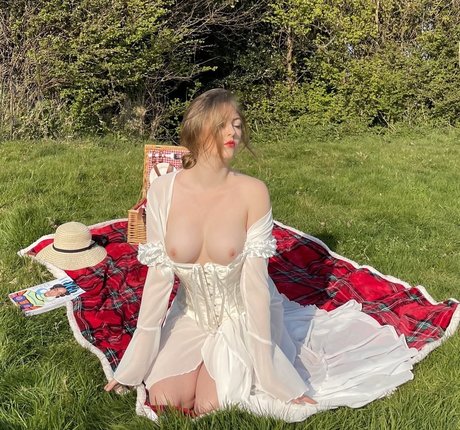 Amber Farndon star best pics