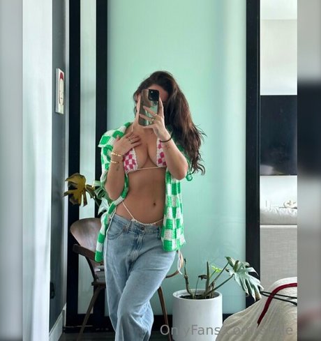 ellllle model naked pics