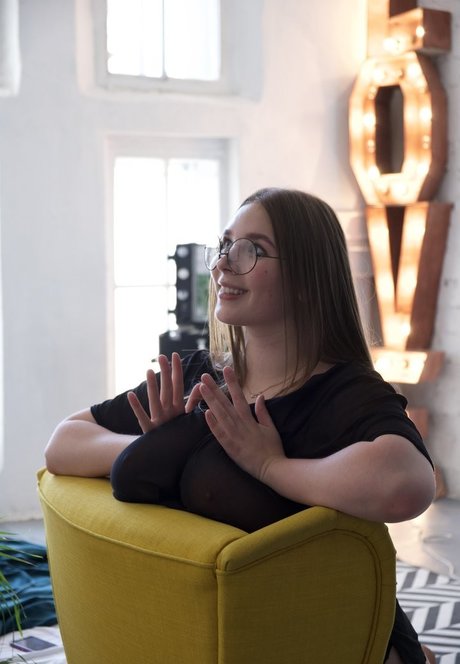 Lucy Laistner model best image