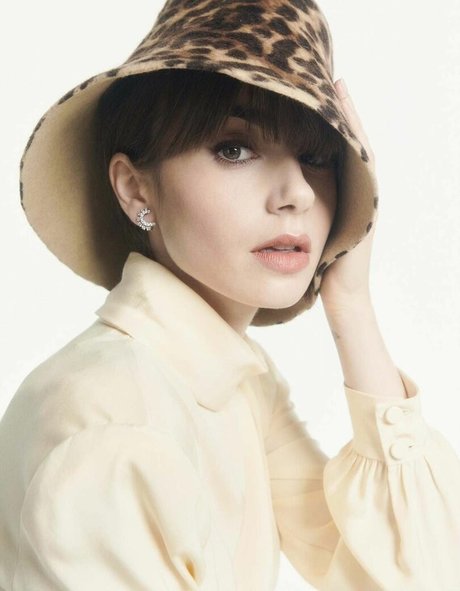 Lily Collins porn model gallery