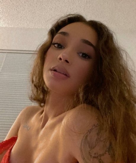 alyssaleaasmr high quality model images