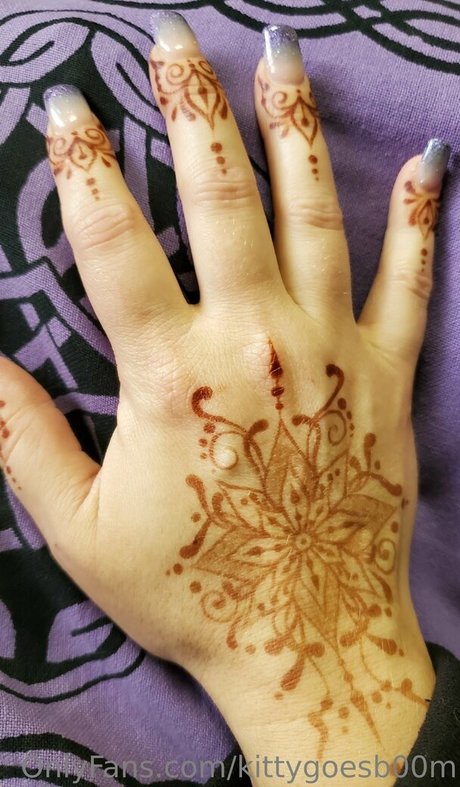 kittygoesb00m nude star photos