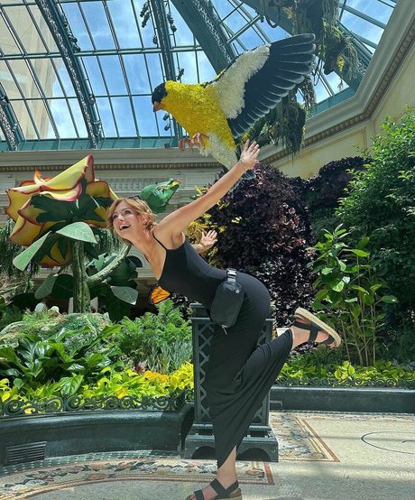 KallMeKris star nude images