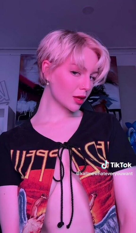 KallMeKris sexy pornstar photos