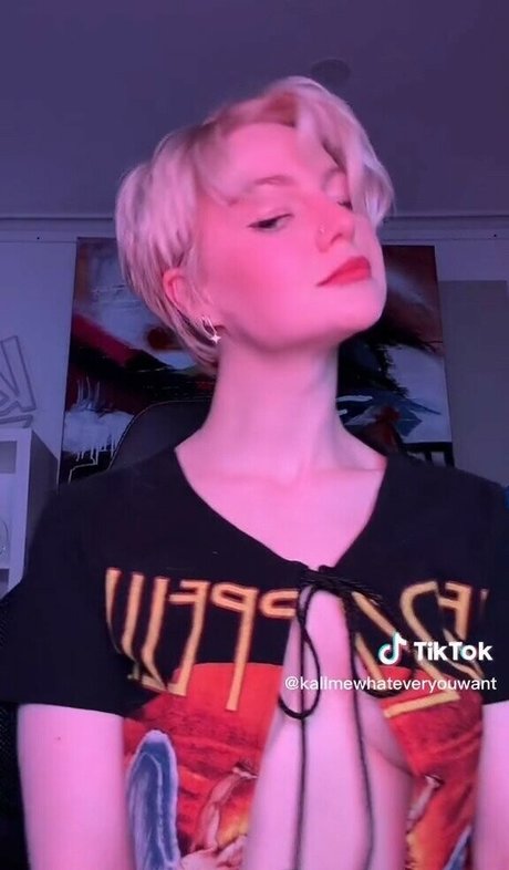 KallMeKris model nudes photo