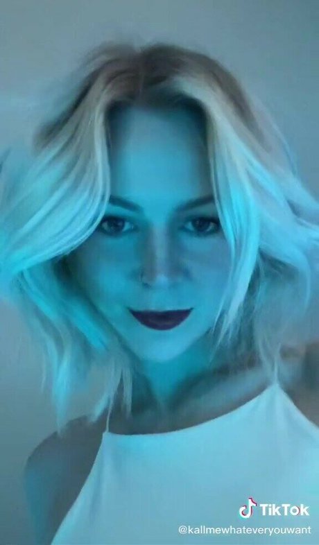 KallMeKris star pornographic image