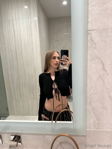 Angelyoungsxxx erotic pornstar image
