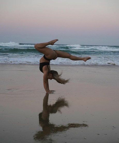 Racharmstrong hot actress image