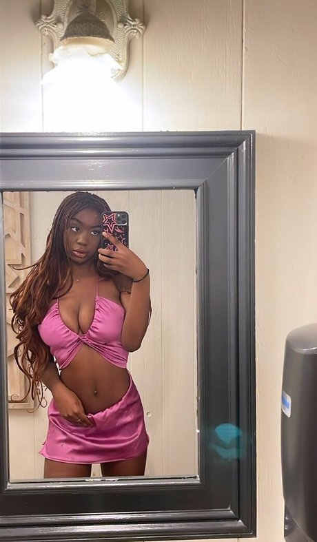 Majormommyissues pornographic model picture