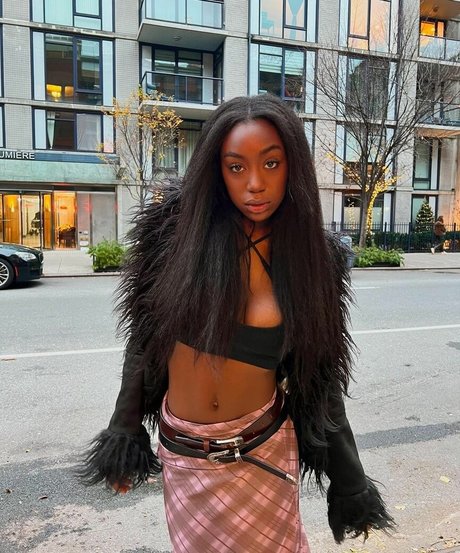 Majormommyissues model naked images