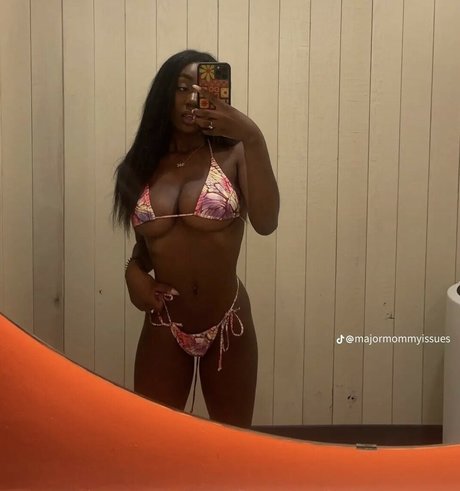 Majormommyissues pornstar nude picture