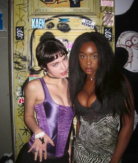 Majormommyissues model erotic photo