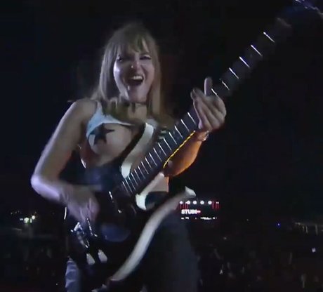 Victoria De Angelis exclusive model image