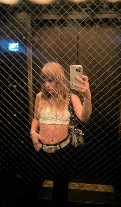 Victoria De Angelis hot model images