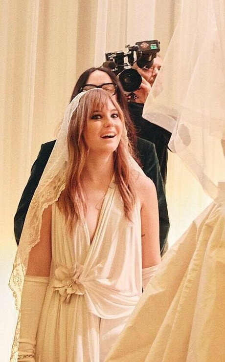 Victoria De Angelis pretty pornstar img