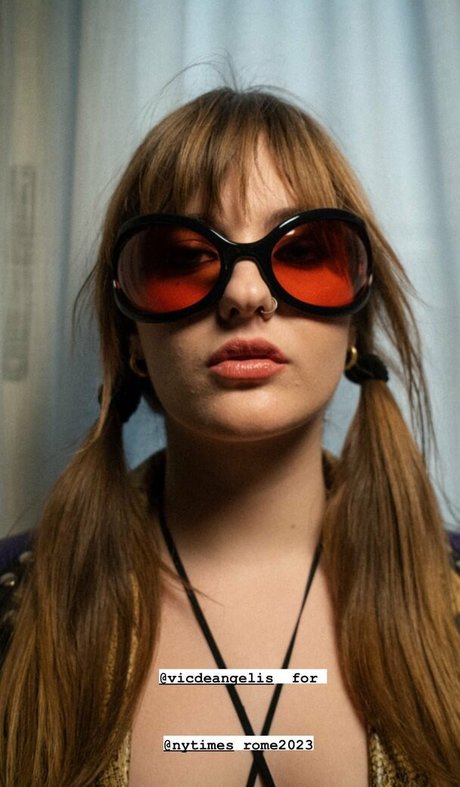 Victoria De Angelis free pornstar image