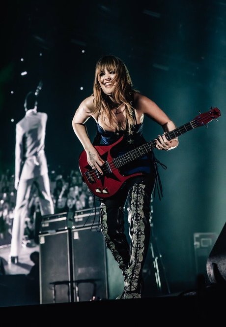 Victoria De Angelis pornstar free pic