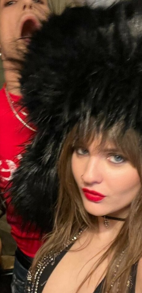 Victoria De Angelis star erotic image