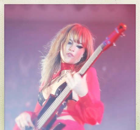 Victoria De Angelis model porn images