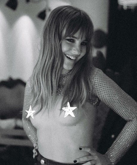 Victoria De Angelis nice star photo