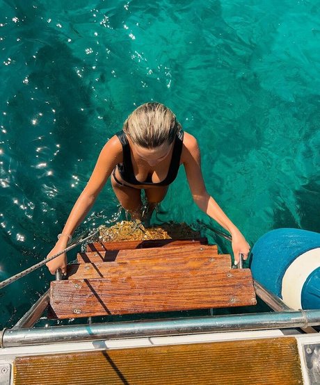 Paigemackenzie model top picture