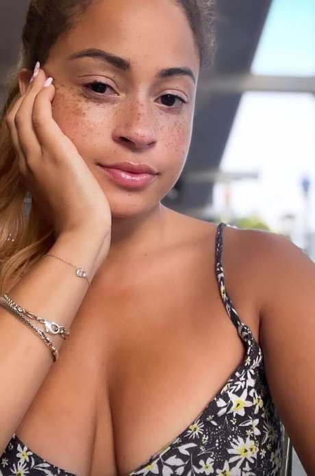 Kayla Braxton nude star archive