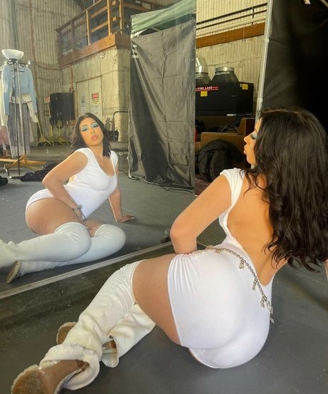 Kali Uchis model erotic pic