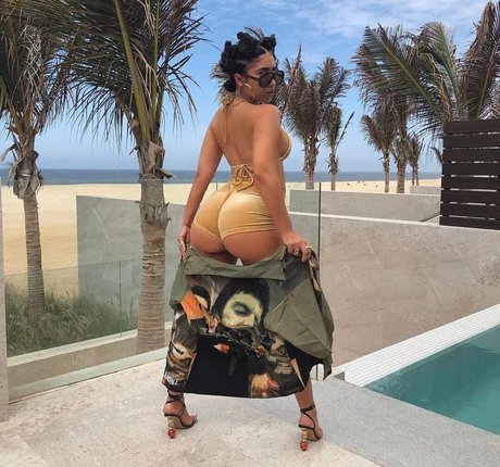 Kali Uchis high quality model pic