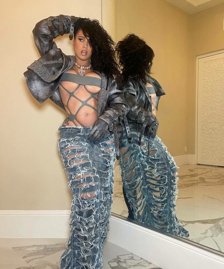 Kali Uchis hot model pictures