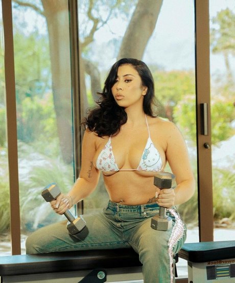 Kali Uchis pornographic model galleries