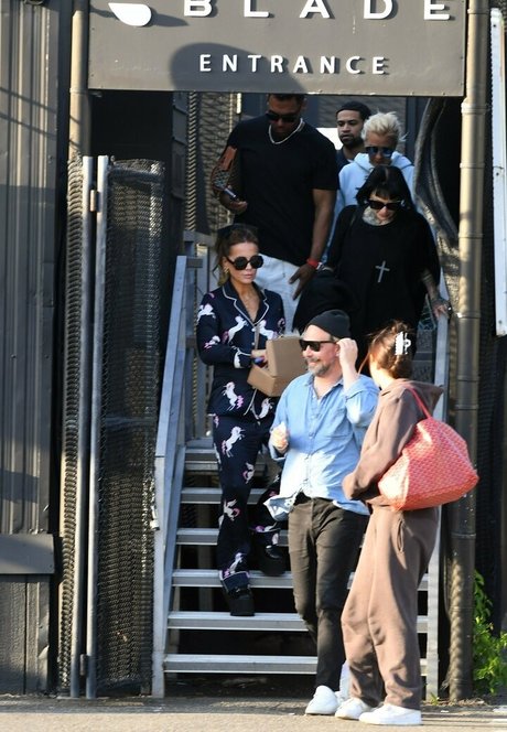 curvy shemale onlyfans free nude pics