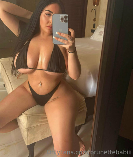 brunettebabiii naked star image