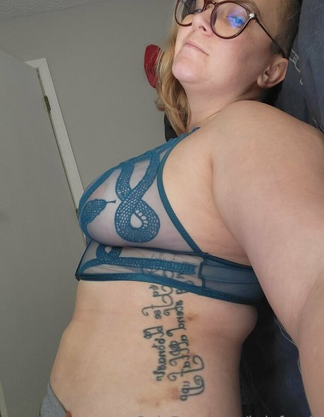 briefreely nude model img